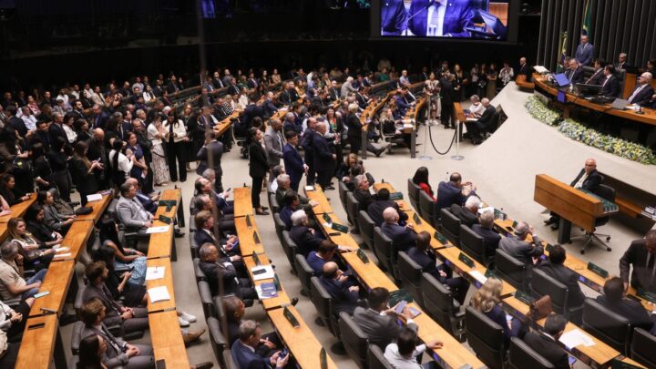 Saiba quais deputados baianos assinaram a proposta para adiar fim da escala 6×1