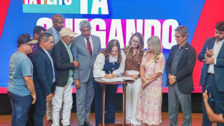 Após luta de Ivana Bastos, a estrada que liga o entroncamento da BA-693 ao distrito de Vila Portela, em Ibirapuã, avança com licitação publicada