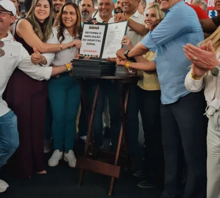 Deputado Charles Fernandes participa de entrega de novos leitos e anúncio de ampliação do Hospital Geral de Guanambi