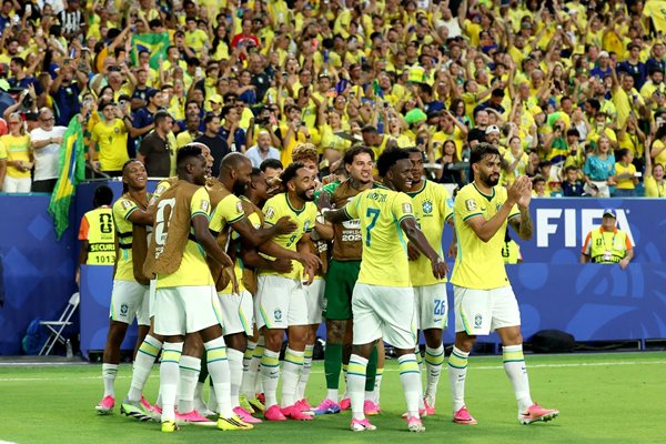 Brasil goleia Escócia, avança em primeiro e garante vaga no mata-mata da Copa do Mundo