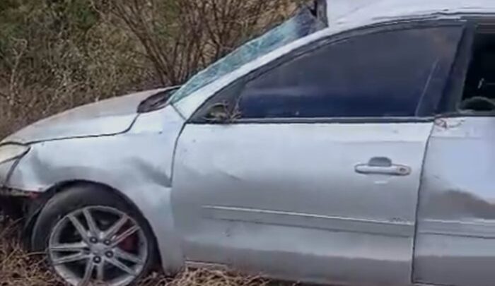 Carro tomba na BR-030 e motorista é socorrido em Palmas de Monte Alto