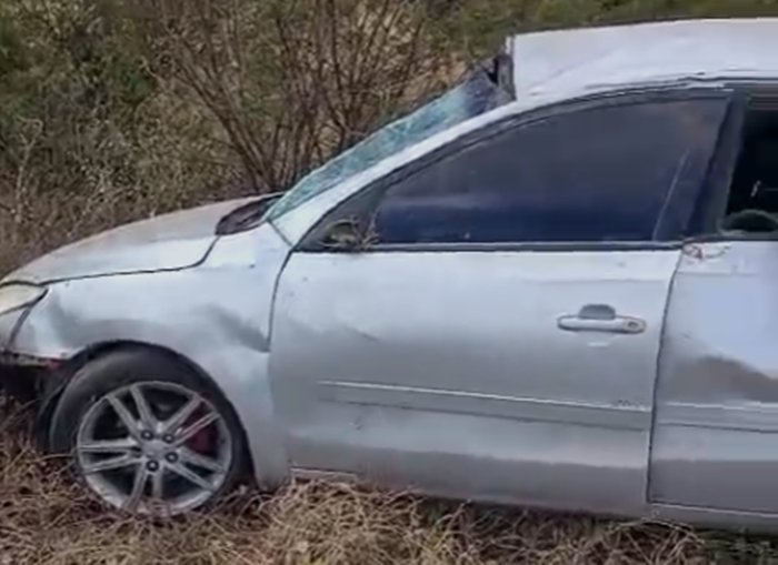 Carro tomba na BR-030 e motorista é socorrido em Palmas de Monte Alto
