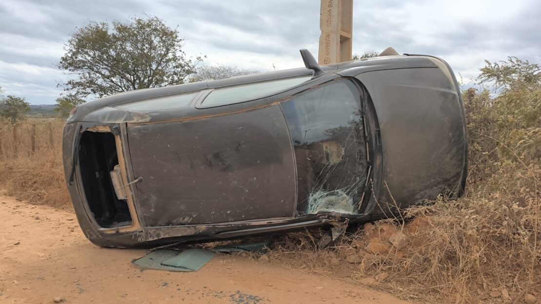 Motorista perde controle de veículo e carro tomba na zona rural de Urandi