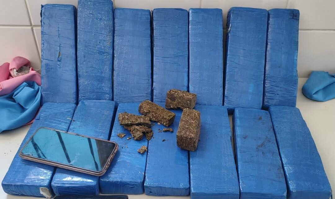 Homem é preso transportando quase 15 quilos de maconha em ônibus na BR-030, em Guanambi