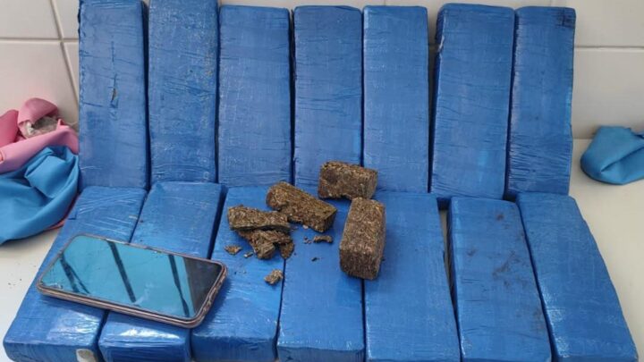 Homem é preso transportando quase 15 quilos de maconha em ônibus na BR-030, em Guanambi