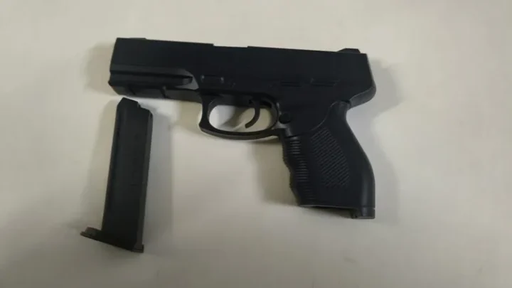 Homem que fingia ser policial militar é flagrado com simulacro de pistola em Caetité
