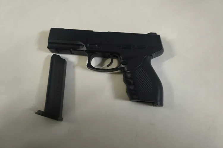 Homem que fingia ser policial militar é flagrado com simulacro de pistola em Caetité