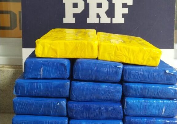 PRF apreende drogas e medicamentos estrangeiros durante fiscalização em ônibus na BR-116, em Vitória da Conquista