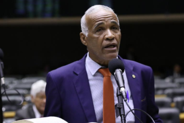 Isidório viraliza ao dizer que escala 5×2 dará tempo para trabalhadores “fazerem sexo em paz”