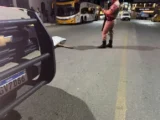 Jovem morre ao “pongar” em carreta e ser atropelado