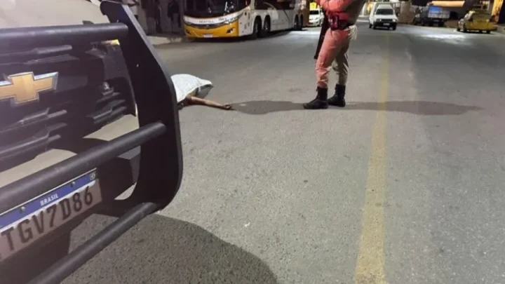 Jovem morre ao “pongar” em carreta e ser atropelado