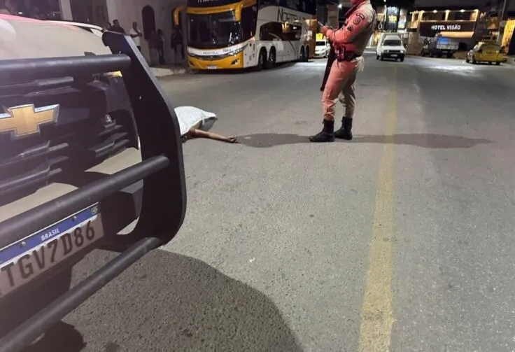Jovem morre ao “pongar” em carreta e ser atropelado