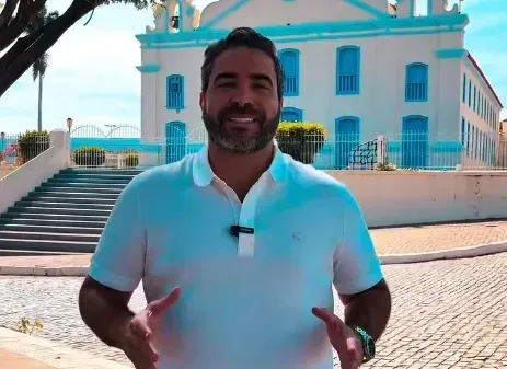 Alvo de operações da Polícia Federal, prefeito de Riacho de Santana busca brecha para disputar nova eleição