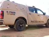 Homem ataca PMs com estilingue e peixeira durante perseguição em Poções