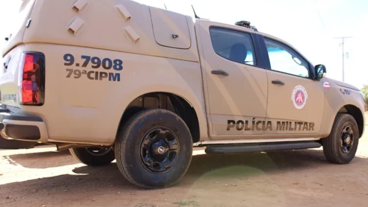 Homem ataca PMs com estilingue e peixeira durante perseguição em Poções
