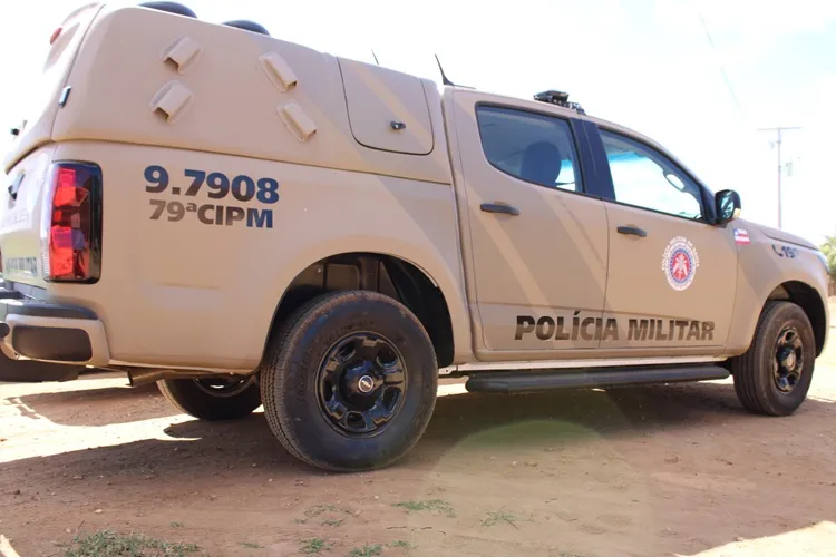 Homem ataca PMs com estilingue e peixeira durante perseguição em Poções