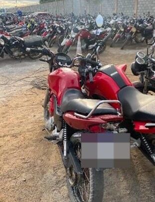 Motocicleta é apreendida após condutor empinar veículo em frente à viatura da PM em Guanambi