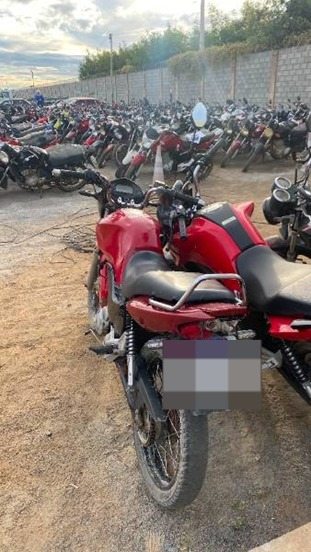 Motocicleta é apreendida após condutor empinar veículo em frente à viatura da PM em Guanambi
