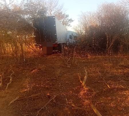 Acidente com caminhão deixa motorista ferido na BR-122, entre Pindaí e Urandi