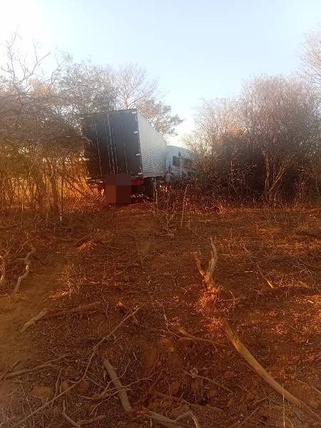 Acidente com caminhão deixa motorista ferido na BR-122, entre Pindaí e Urandi