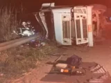 Motorista fica preso nas ferragens e morre após carreta tombar em Barreiras