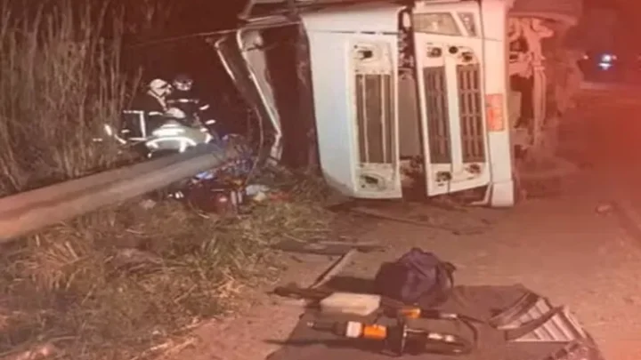 Motorista fica preso nas ferragens e morre após carreta tombar em Barreiras