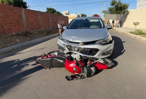 Motociclista fica ferida após colisão com carro no bairro Ipanema, em Guanambi