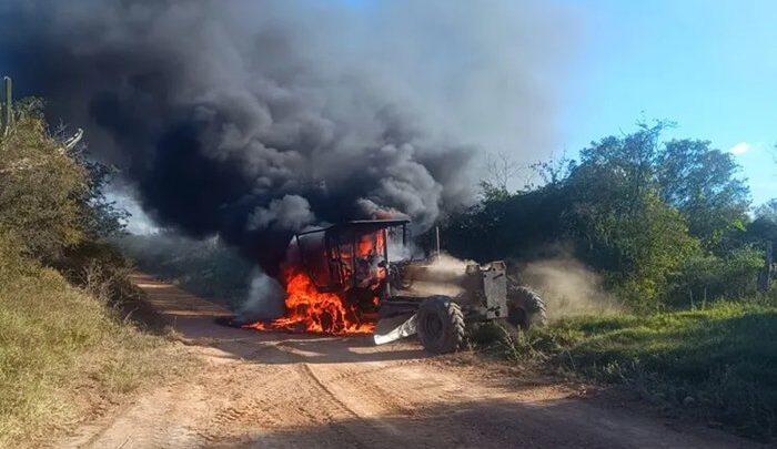 Motoniveladora pega fogo durante serviço em comunidade rural de Brumado