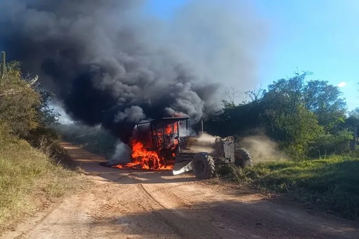 Motoniveladora pega fogo durante serviço em comunidade rural de Brumado