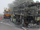 Ônibus que seguia para Guanambi é destruído por incêndio em rodovia de São Paulo
