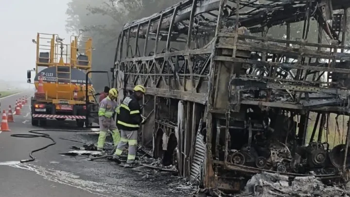 Ônibus que seguia para Guanambi é destruído por incêndio em rodovia de São Paulo