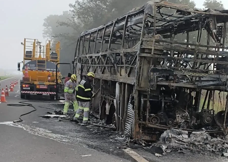 Ônibus que seguia para Guanambi é destruído por incêndio em rodovia de São Paulo