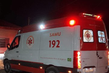 Colisão entre carro e motocicleta deixa dois feridos em Guanambi