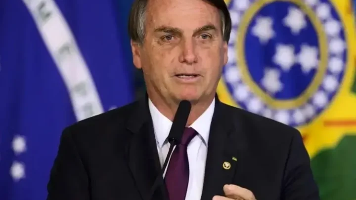 Arma registrada em nome de Jair Bolsonaro é apreendida durante blitz no Distrito Federal