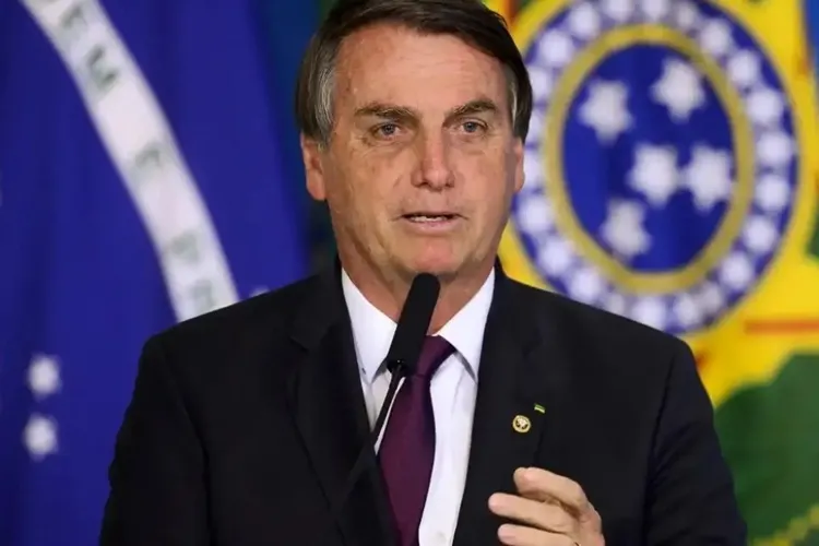 Arma registrada em nome de Jair Bolsonaro é apreendida durante blitz no Distrito Federal