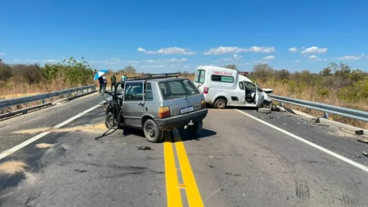 Motorista morre após colisão entre carro e ambulância na BR‑030, em Carinhanha
