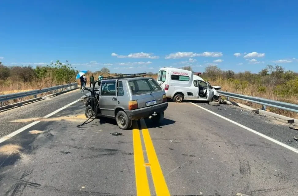 Motorista morre após colisão entre carro e ambulância na BR‑030, em Carinhanha