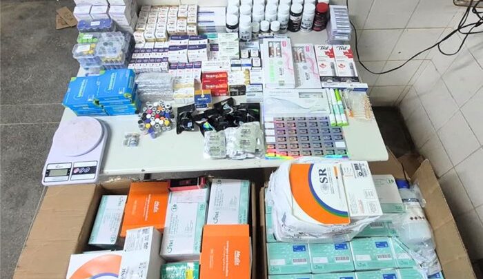 Mulher é conduzida à delegacia após grande apreensão de medicamentos para emagrecimento e anabolizantes em Guanambi
