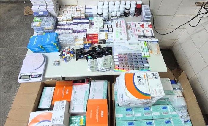 Mulher é conduzida à delegacia após grande apreensão de medicamentos para emagrecimento e anabolizantes em Guanambi