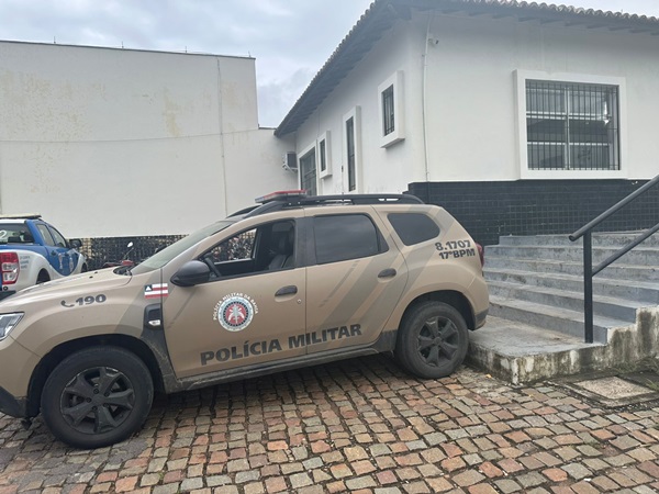 Homem briga com irmão em cerâmica, atira em muro e ameaça família em Guanambi