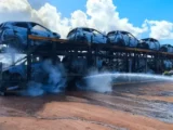 Incêndio destrói caminhão-cegonha com onze carros elétricos na BR-101 em Alagoinhas