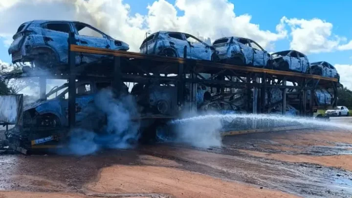 Incêndio destrói caminhão-cegonha com onze carros elétricos na BR-101 em Alagoinhas