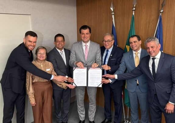 Prefeitura de Guanambi firma compromisso pela alfabetização na idade certa ao lado de mais 24 municípios baianos