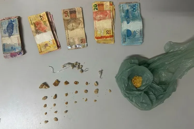 Guanambi: Jovem é preso com crack e R$ 1,4 mil no bairro Monte Pascoal