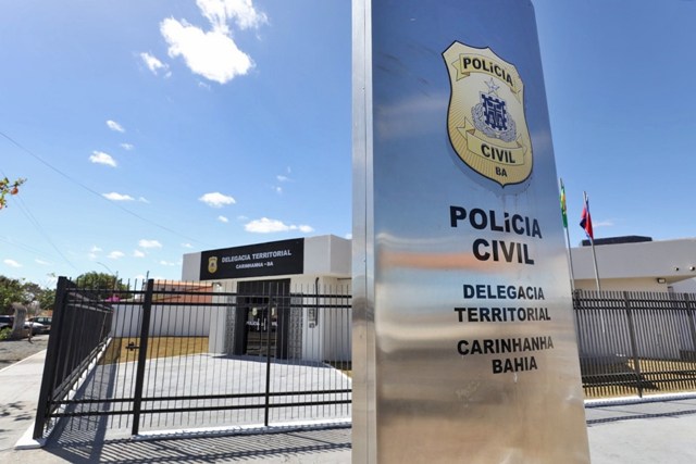 Mulher é agredida e obrigada a ajoelhar para rezar dentro de igreja em Carinhanha