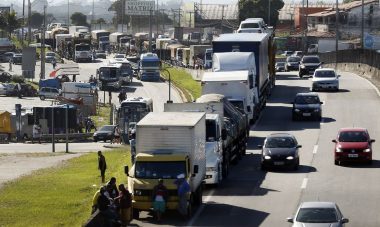 Caminhoneiros ameaçam greve nacional por atraso na votação da MP do Frete