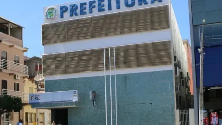Ex-prefeito de Bom Jesus da Lapa é multado por pagamento irregular de abono com verba do Fundeb