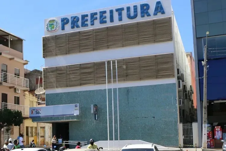Ex-prefeito de Bom Jesus da Lapa é multado por pagamento irregular de abono com verba do Fundeb