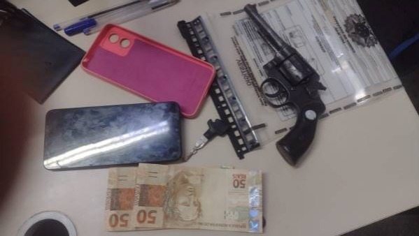 Suspeito é detido após abandonar revólver em lixeira de posto de combustíveis em Guanambi