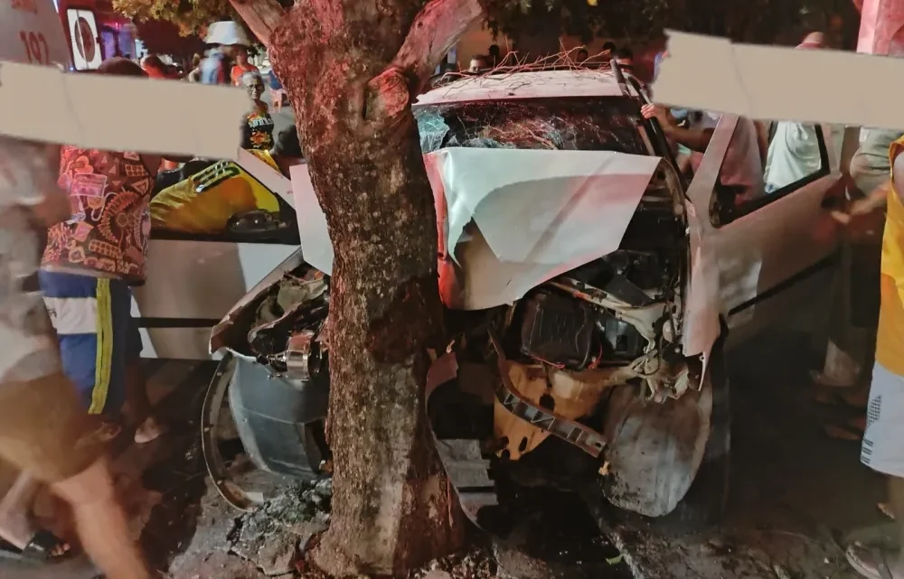 Quatro pessoas ficam feridas após carro bater contra árvore em Guanambi